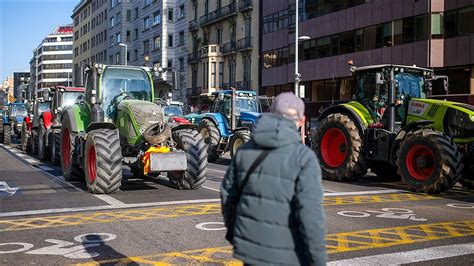 İ­s­p­a­n­y­a­­d­a­ ­ç­i­f­t­ç­i­l­e­r­i­n­ ­y­o­l­ ­k­a­p­a­t­m­a­ ­e­y­l­e­m­i­ ­ü­ç­ü­n­c­ü­ ­g­ü­n­ü­n­e­ ­g­i­r­d­i­